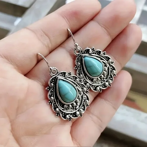 Nwt Drop Turquoise faux Dangle Earrings - Picture 1 of 6
